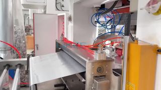 Test działania formy do tarty jajecznej w Wielkiej Brytanii na linii produkcyjnej pojemników z folii aluminiowej T80