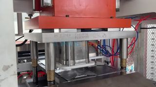 80-tonowa 2-przedziałowa maszyna do produkcji tacek z folii aluminiowej, działanie fabryczne