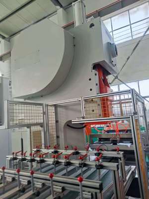 kupować LK-T63 Maszyna do wykrawania pojemników na żywność z folii aluminiowej, wydajność 9 000–12 000 sztuk/godzinę online manufacture