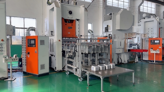 12000 sztuk/godzinę Wydajność Produkcja Aluminium Foil Tray Making Machine W pełni automatyczny