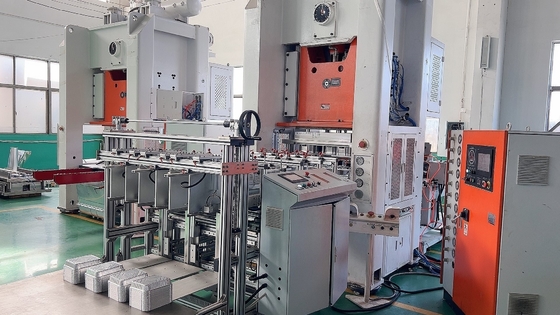 Zautomatyzowana maszyna do produkcji aluminiowych pojemników z folii aluminiowej dla USA w rozmiarze pełnej patelni