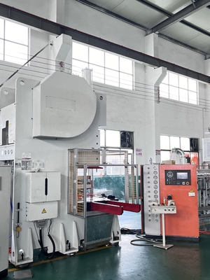 LK-T63 Maszyna do produkcji pojemników z folii aluminiowej, sterowana silnikiem Siemens, typu C