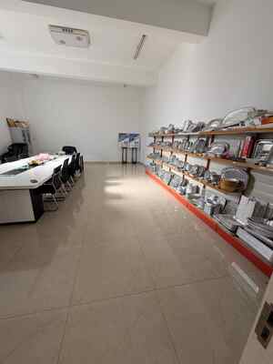 Maszyna do produkcji pojemników z folii aluminiowej, nadających się do recyklingu, o gładkich ściankach, prostokątnych, do pieczenia