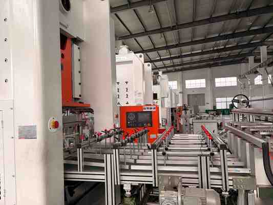 Maszyna do produkcji pojemników z folii aluminiowej LK-T80 z 4-gniazdową konstrukcją o wydajności 12000 szt./godz. wykorzystująca stal o wysokiej precyzji